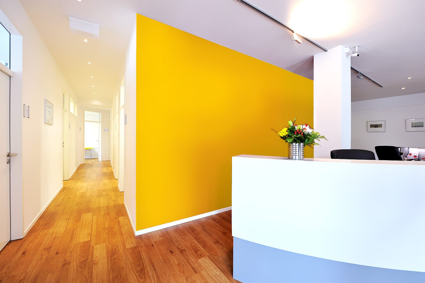 Praxis Dr. Schoof Empfan und Flur links